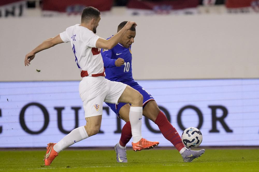 邮报：伯恩茅斯后卫塞内西与女足后卫鲍尔斯成英超新明星情侣