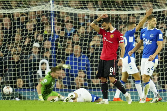 伊涅斯塔造访巴萨基地，与佩德里、费尔明、亚马尔合影